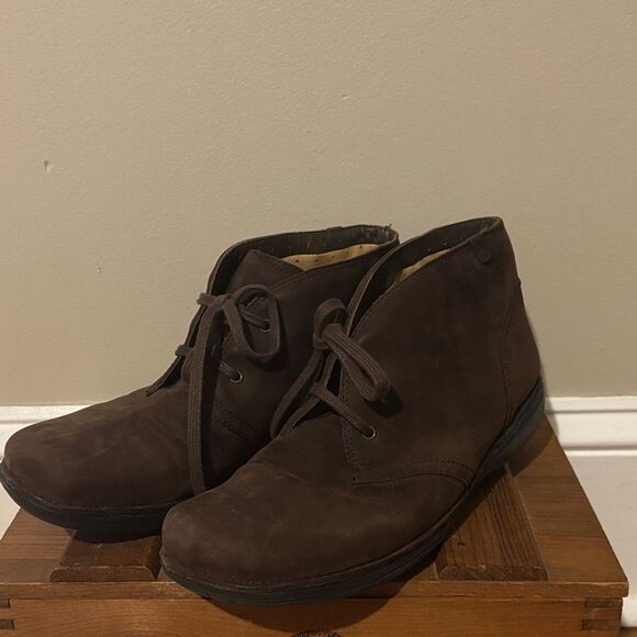 Clarks unstructured Brown Lace-Up Chukka Boots mens size 9.5 main image 4